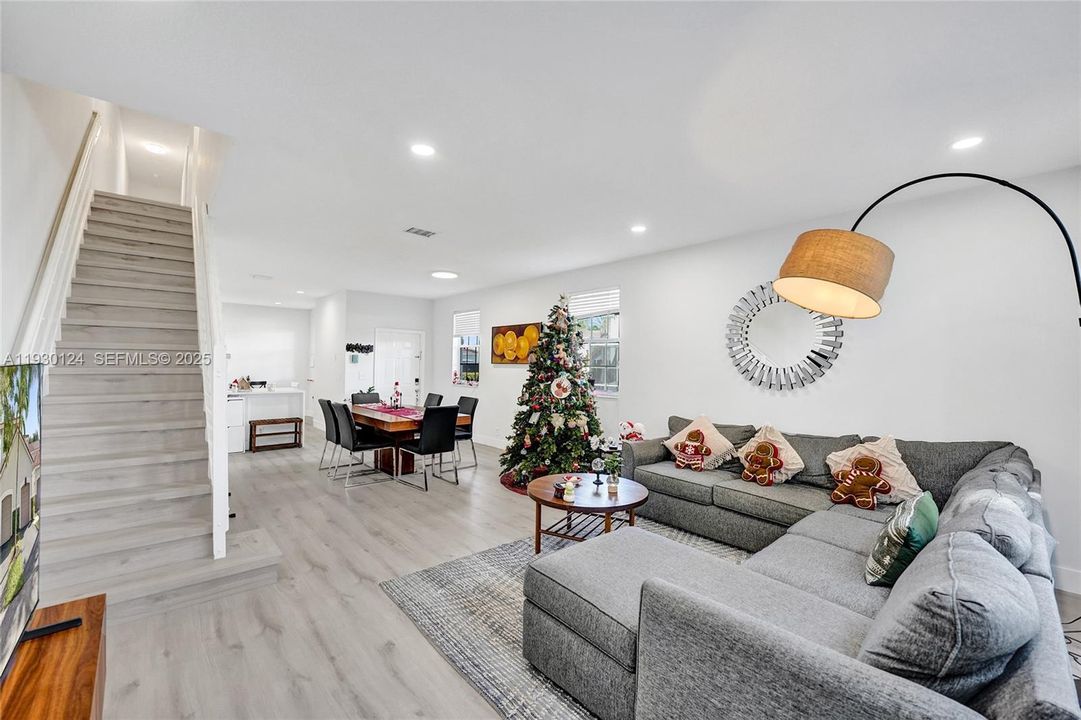 For Rent: $3,850 (4 beds, 2 baths, 1728 Square Feet)