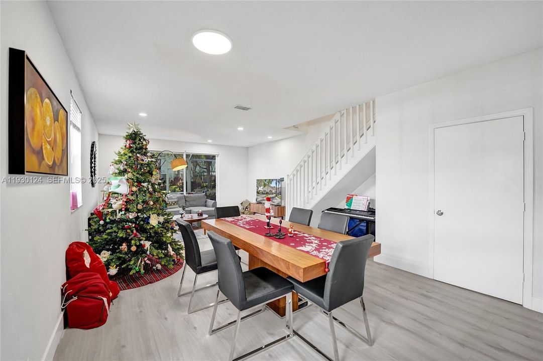 For Rent: $3,850 (4 beds, 2 baths, 1728 Square Feet)