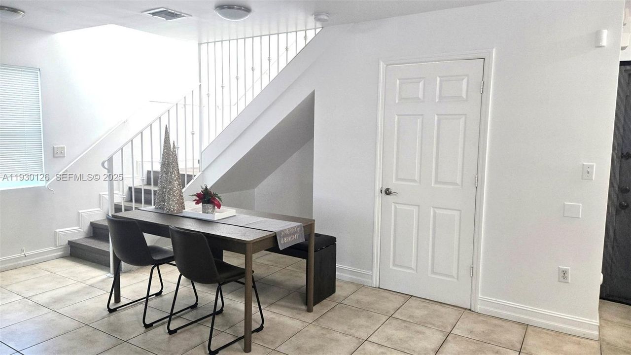 待售: $329,900 (2 贝兹, 2 浴室, 1250 平方英尺)