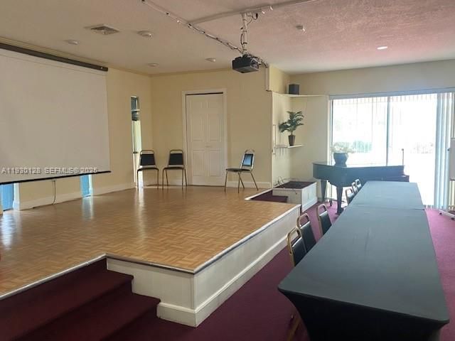 For Sale: $249,000 (1 beds, 1 baths, 980 Square Feet)