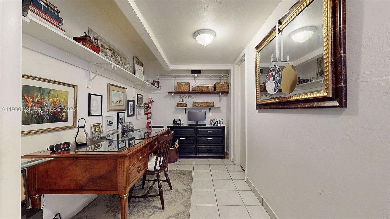 For Sale: $249,000 (1 beds, 1 baths, 980 Square Feet)