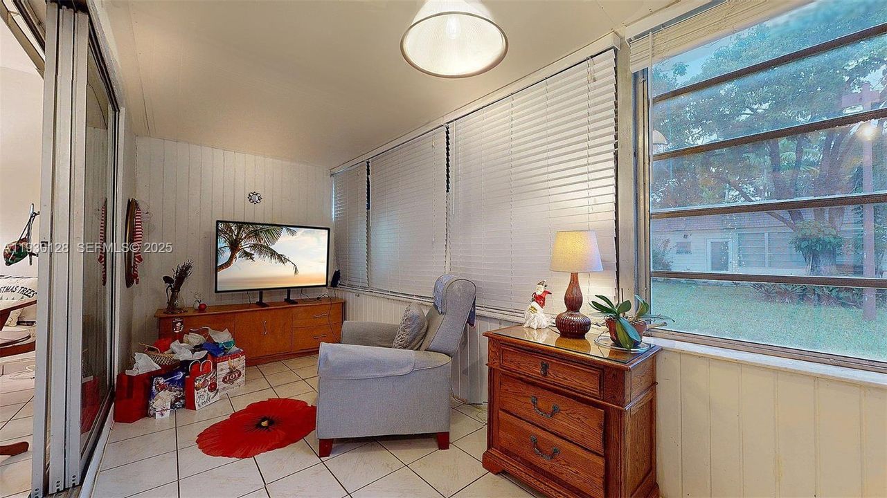 For Sale: $249,000 (1 beds, 1 baths, 980 Square Feet)