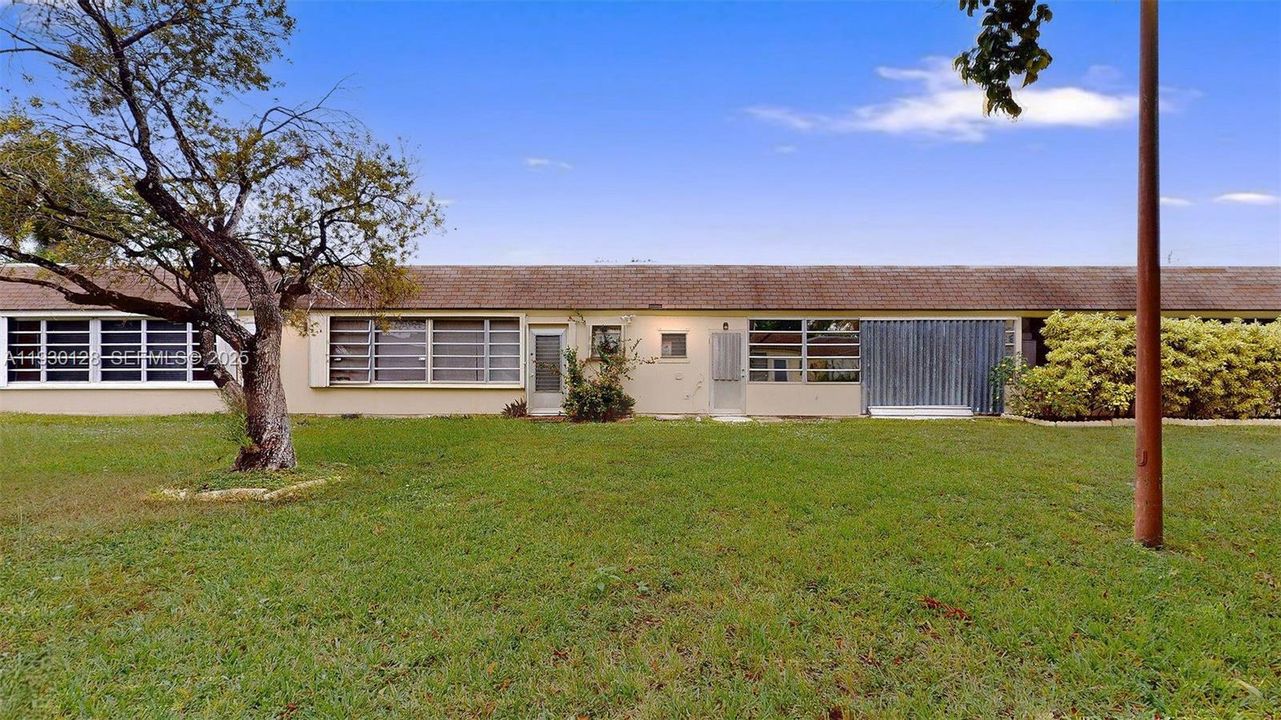 For Sale: $249,000 (1 beds, 1 baths, 980 Square Feet)