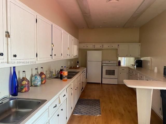 For Sale: $249,000 (1 beds, 1 baths, 980 Square Feet)