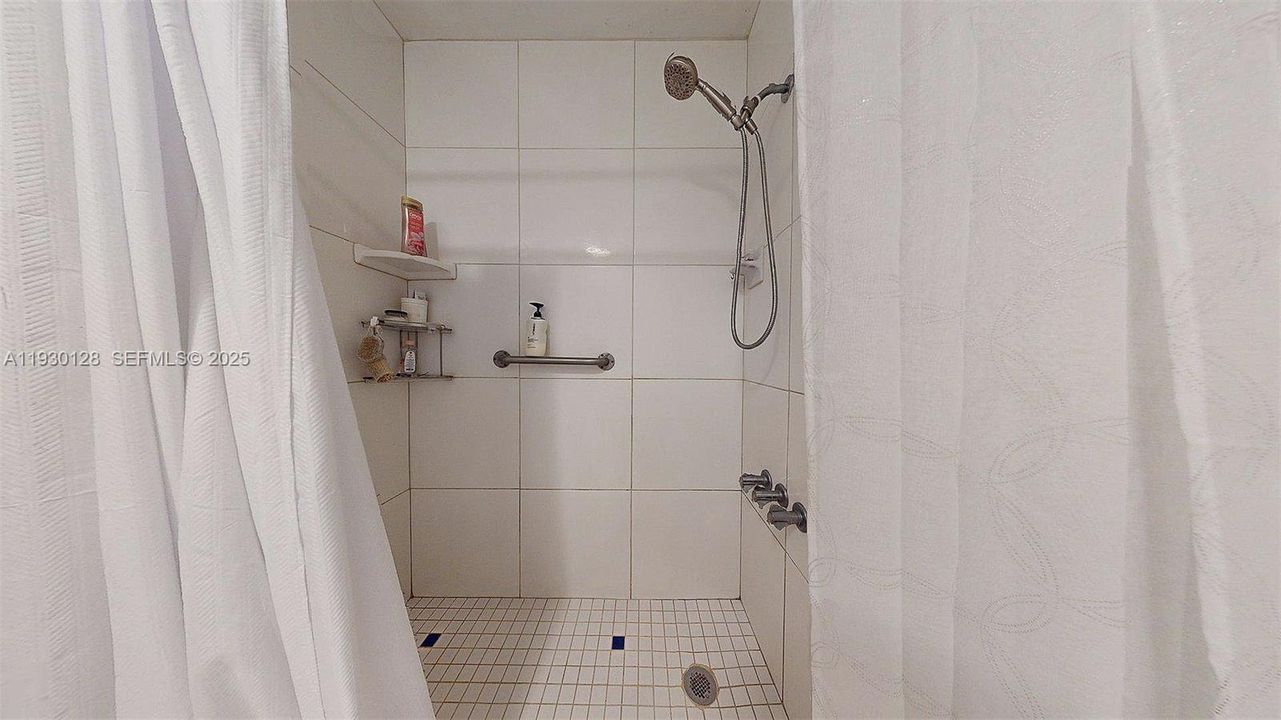 For Sale: $249,000 (1 beds, 1 baths, 980 Square Feet)