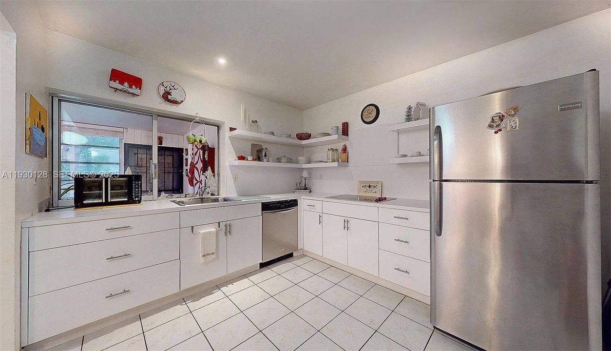 For Sale: $249,000 (1 beds, 1 baths, 980 Square Feet)