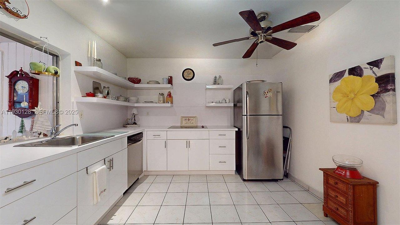 For Sale: $249,000 (1 beds, 1 baths, 980 Square Feet)