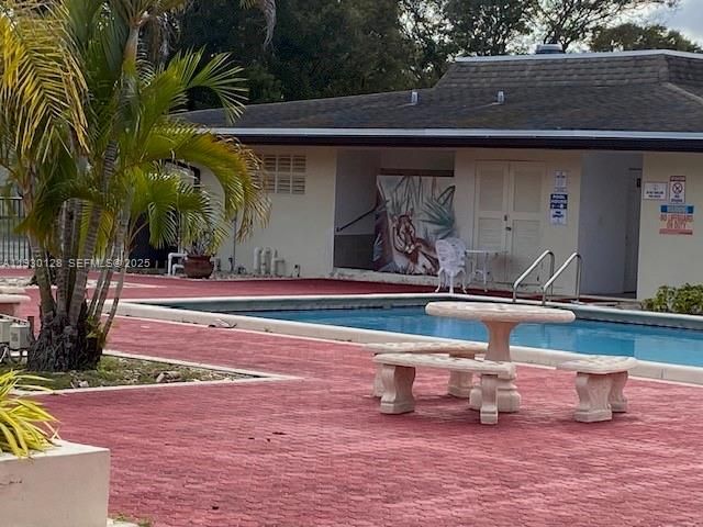 For Sale: $249,000 (1 beds, 1 baths, 980 Square Feet)