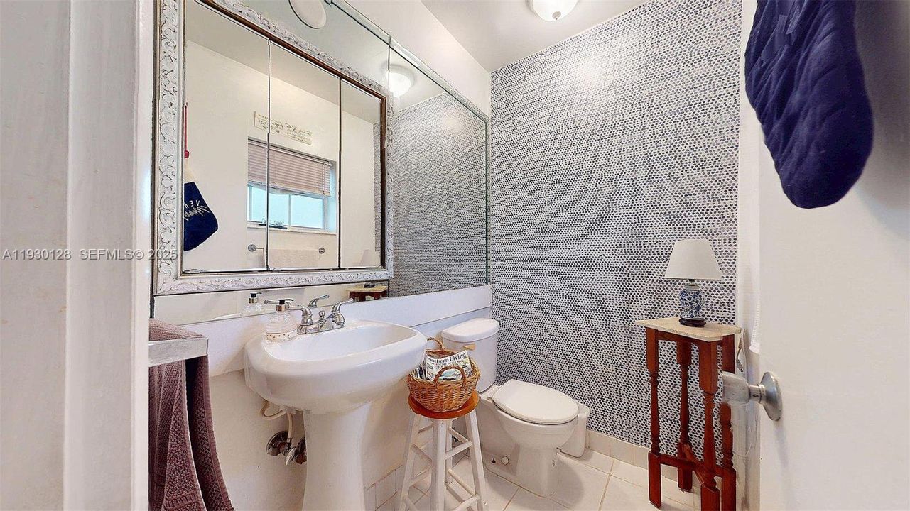 For Sale: $249,000 (1 beds, 1 baths, 980 Square Feet)