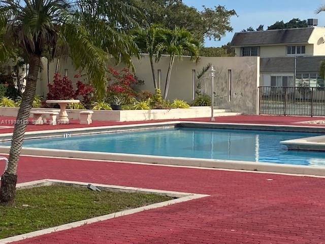 For Sale: $249,000 (1 beds, 1 baths, 980 Square Feet)