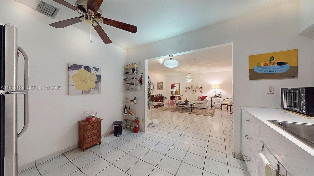 For Sale: $249,000 (1 beds, 1 baths, 980 Square Feet)