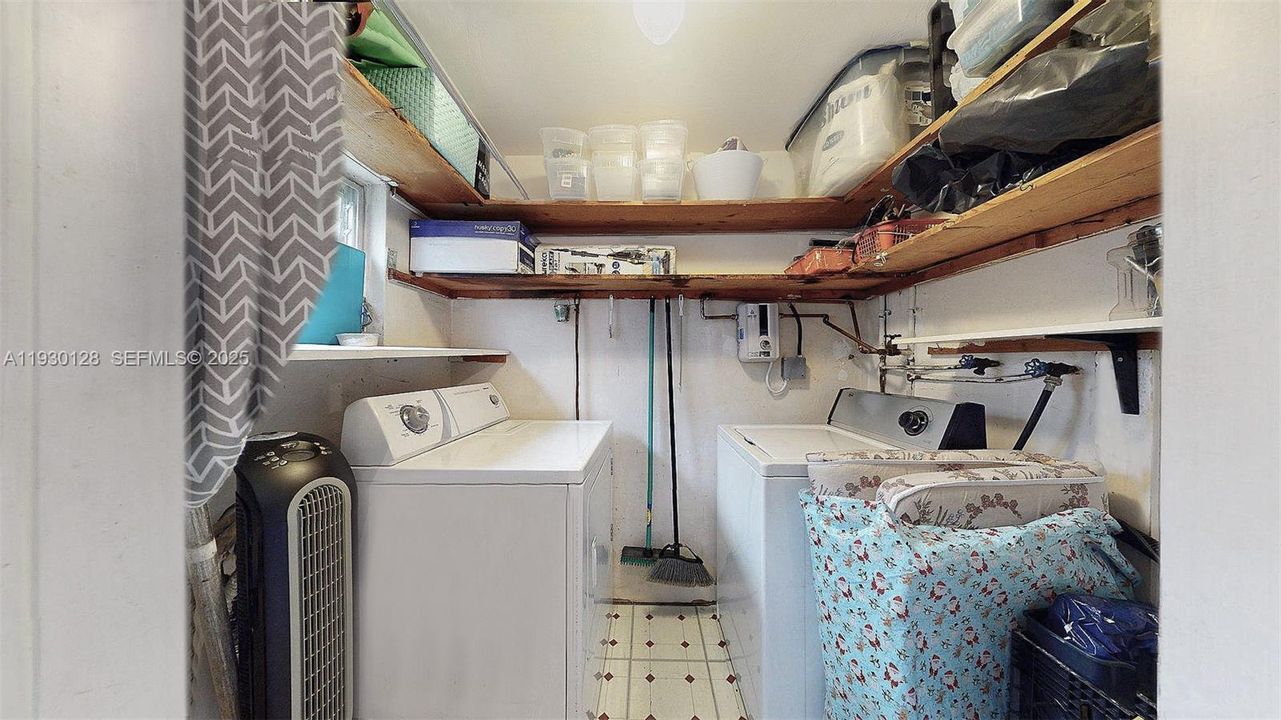 For Sale: $249,000 (1 beds, 1 baths, 980 Square Feet)