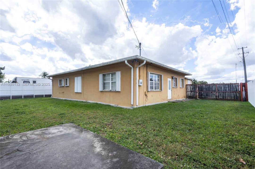 En Venta: $794,100 (5 camas, 2 baños, 1980 Pies cuadrados)