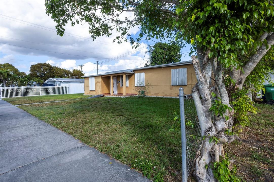 En Venta: $794,100 (5 camas, 2 baños, 1980 Pies cuadrados)