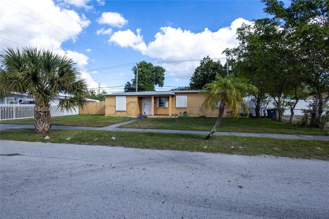 En Venta: $794,100 (5 camas, 2 baños, 1980 Pies cuadrados)