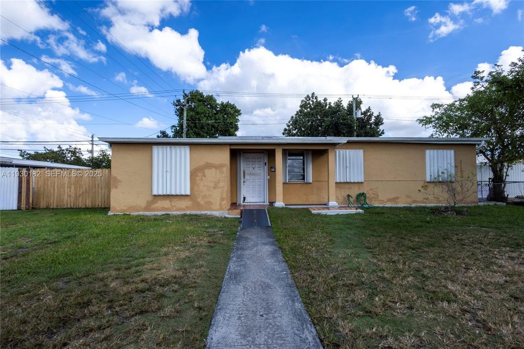 En Venta: $794,100 (5 camas, 2 baños, 1980 Pies cuadrados)