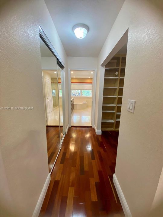 Под контрактом: $4,990 (4 спален, 2 ванн, 2445 Квадратных фут)