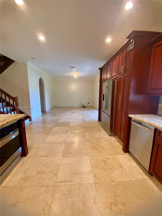 Под контрактом: $4,990 (4 спален, 2 ванн, 2445 Квадратных фут)