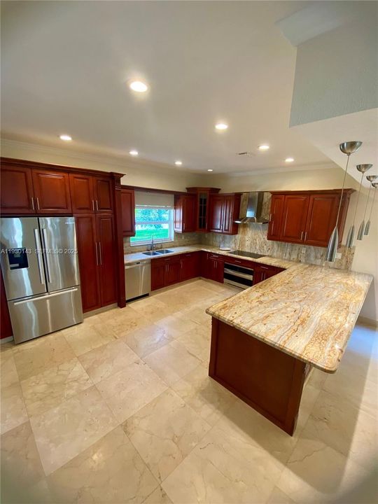 Под контрактом: $4,990 (4 спален, 2 ванн, 2445 Квадратных фут)