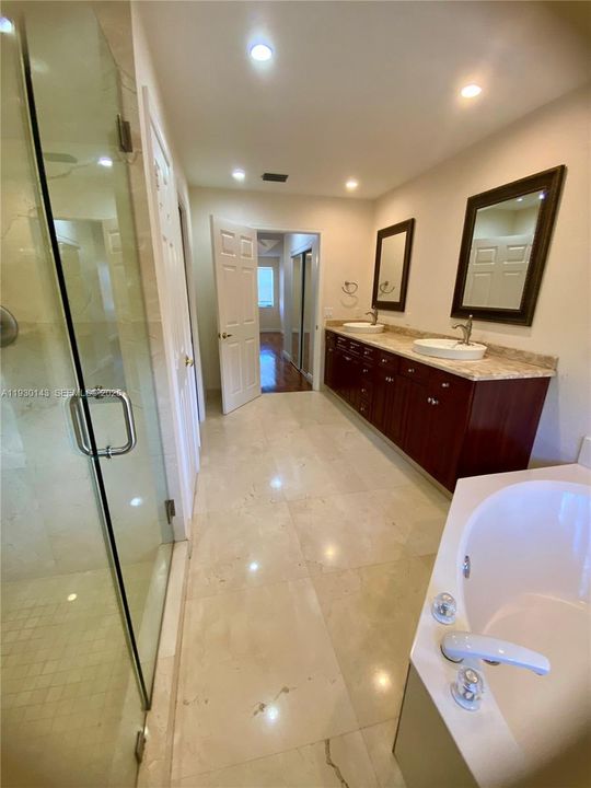 Под контрактом: $4,990 (4 спален, 2 ванн, 2445 Квадратных фут)