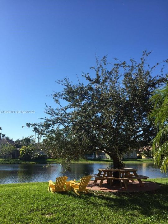 Под контрактом: $4,990 (4 спален, 2 ванн, 2445 Квадратных фут)