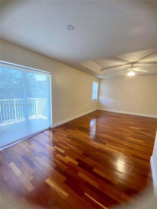 Под контрактом: $4,990 (4 спален, 2 ванн, 2445 Квадратных фут)