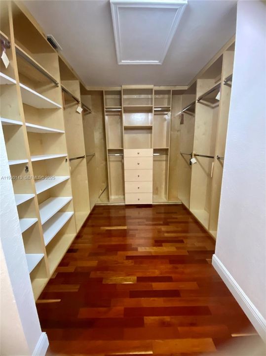 Под контрактом: $4,990 (4 спален, 2 ванн, 2445 Квадратных фут)