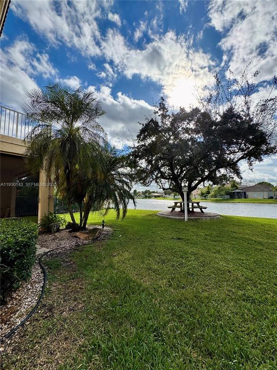 Под контрактом: $4,990 (4 спален, 2 ванн, 2445 Квадратных фут)