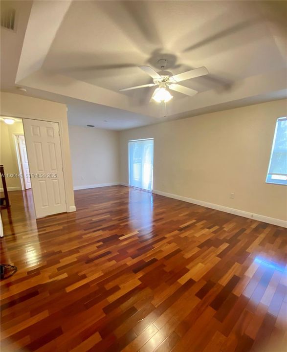 Под контрактом: $4,990 (4 спален, 2 ванн, 2445 Квадратных фут)