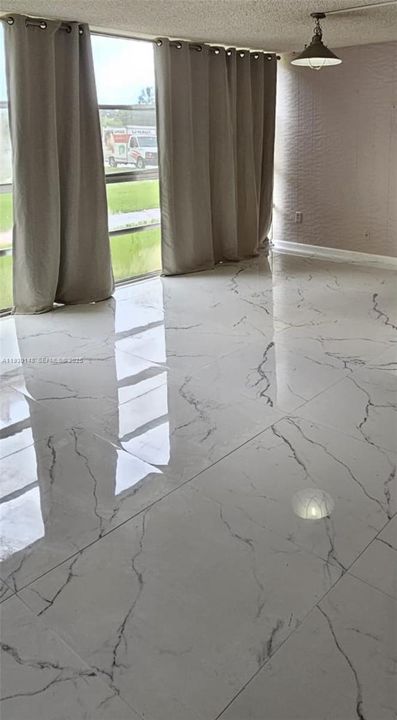 For Sale: $224,900 (1 beds, 1 baths, 924 Square Feet)