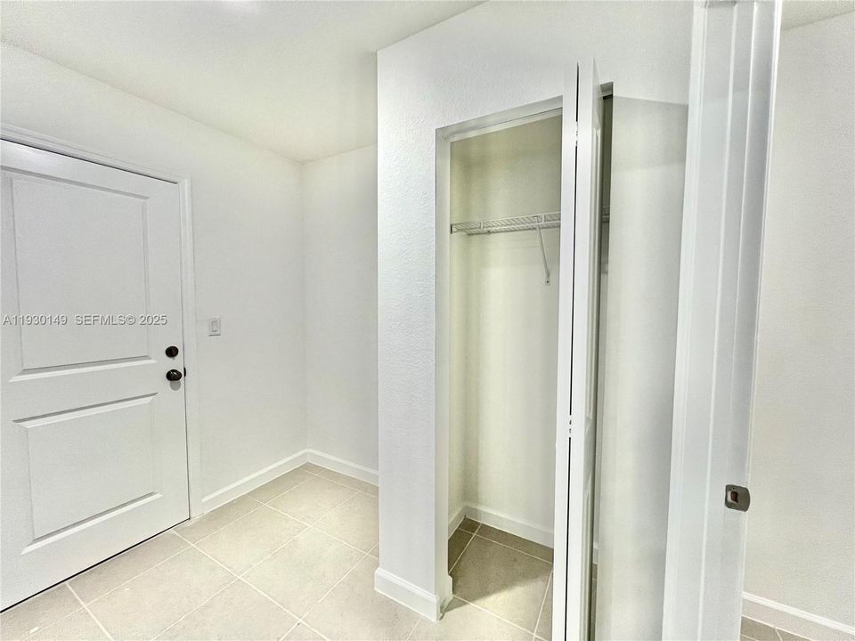 出租: $4,000 (3 贝兹, 2 浴室, 2333 平方英尺)