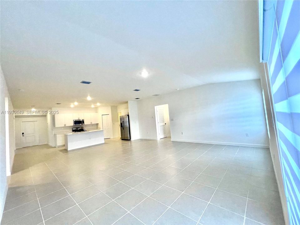 出租: $4,000 (3 贝兹, 2 浴室, 2333 平方英尺)