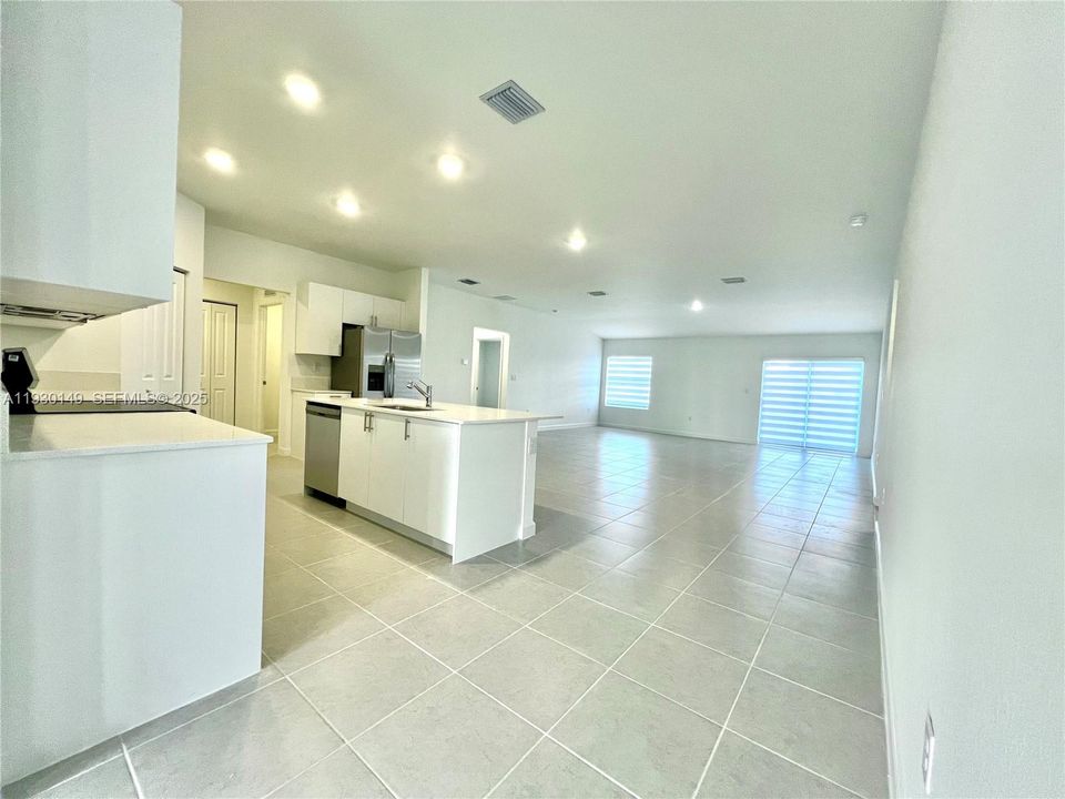 出租: $4,000 (3 贝兹, 2 浴室, 2333 平方英尺)