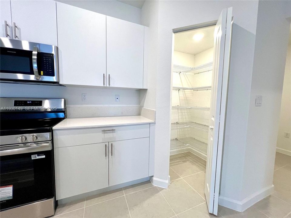 出租: $4,000 (3 贝兹, 2 浴室, 2333 平方英尺)