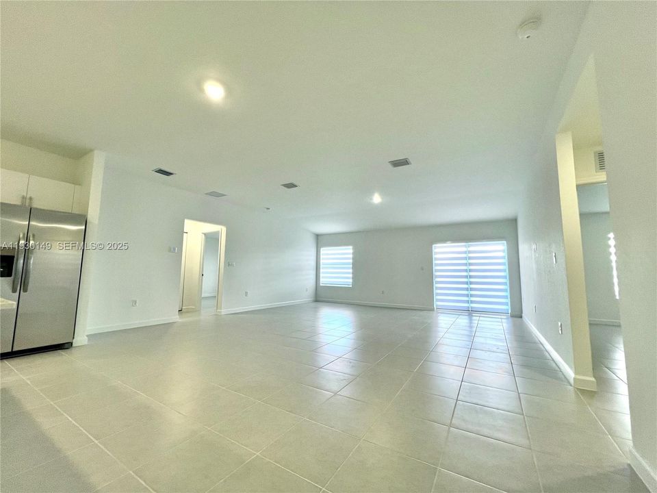 出租: $4,000 (3 贝兹, 2 浴室, 2333 平方英尺)