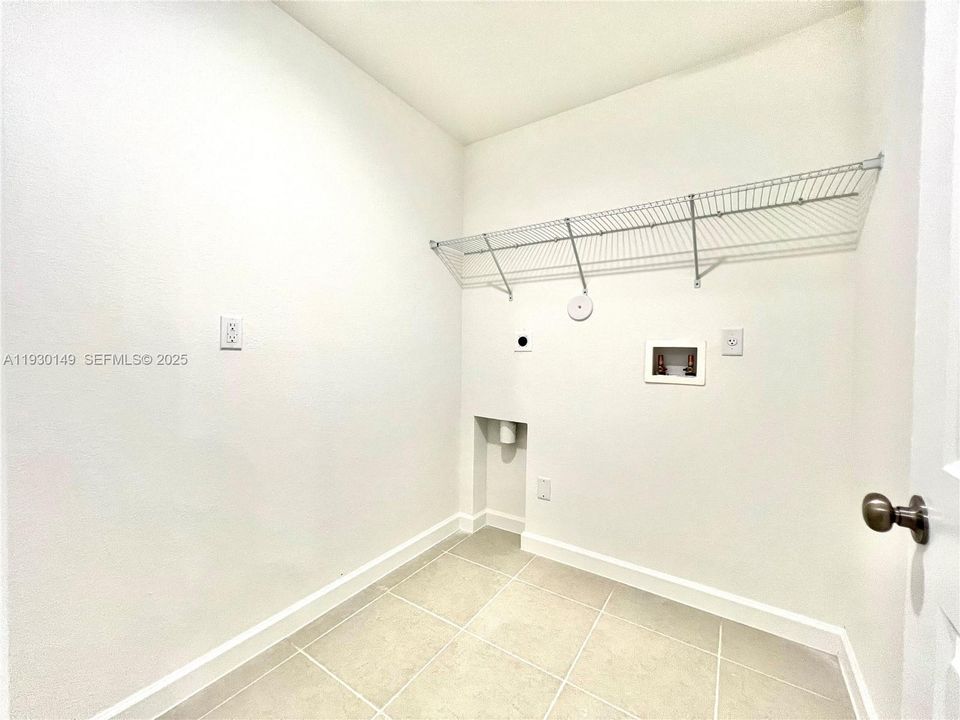 出租: $4,000 (3 贝兹, 2 浴室, 2333 平方英尺)