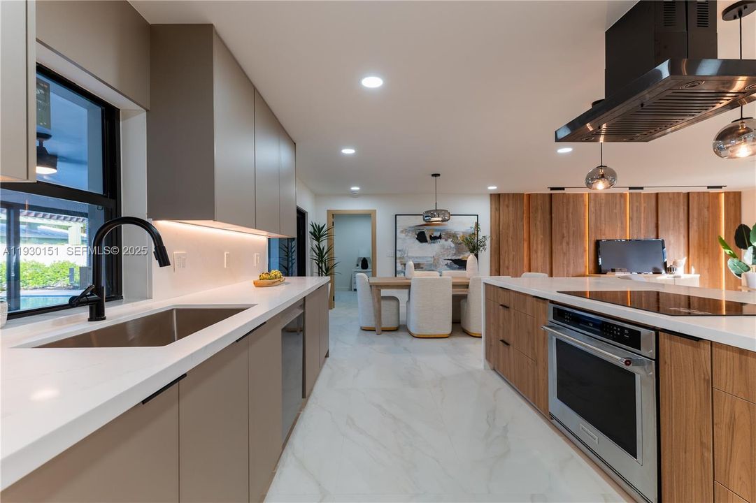 For Sale: $1,695,000 (3 beds, 3 baths, 2323 Square Feet)