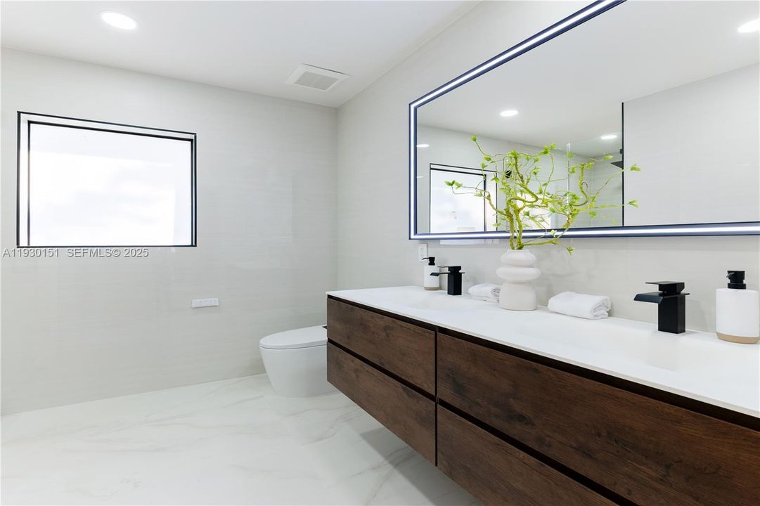 For Sale: $1,695,000 (3 beds, 3 baths, 2323 Square Feet)