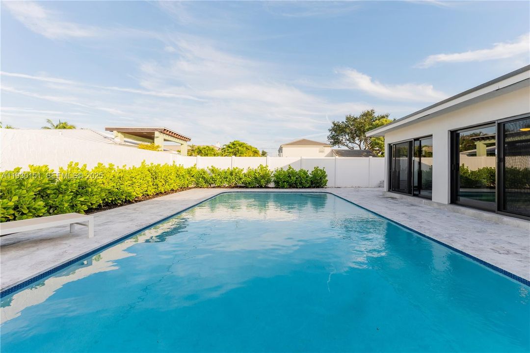 For Sale: $1,695,000 (3 beds, 3 baths, 2323 Square Feet)