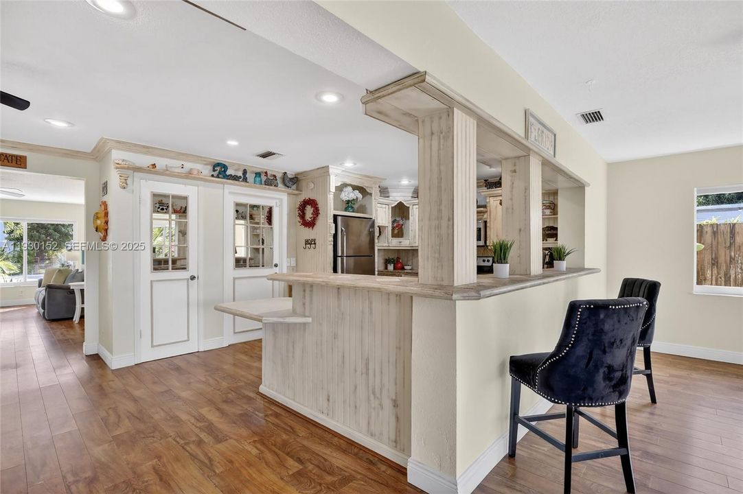 For Sale: $565,000 (3 beds, 2 baths, 1747 Square Feet)