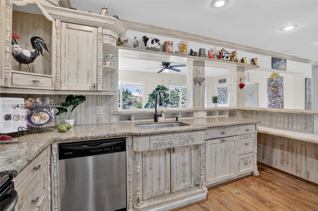 For Sale: $565,000 (3 beds, 2 baths, 1747 Square Feet)