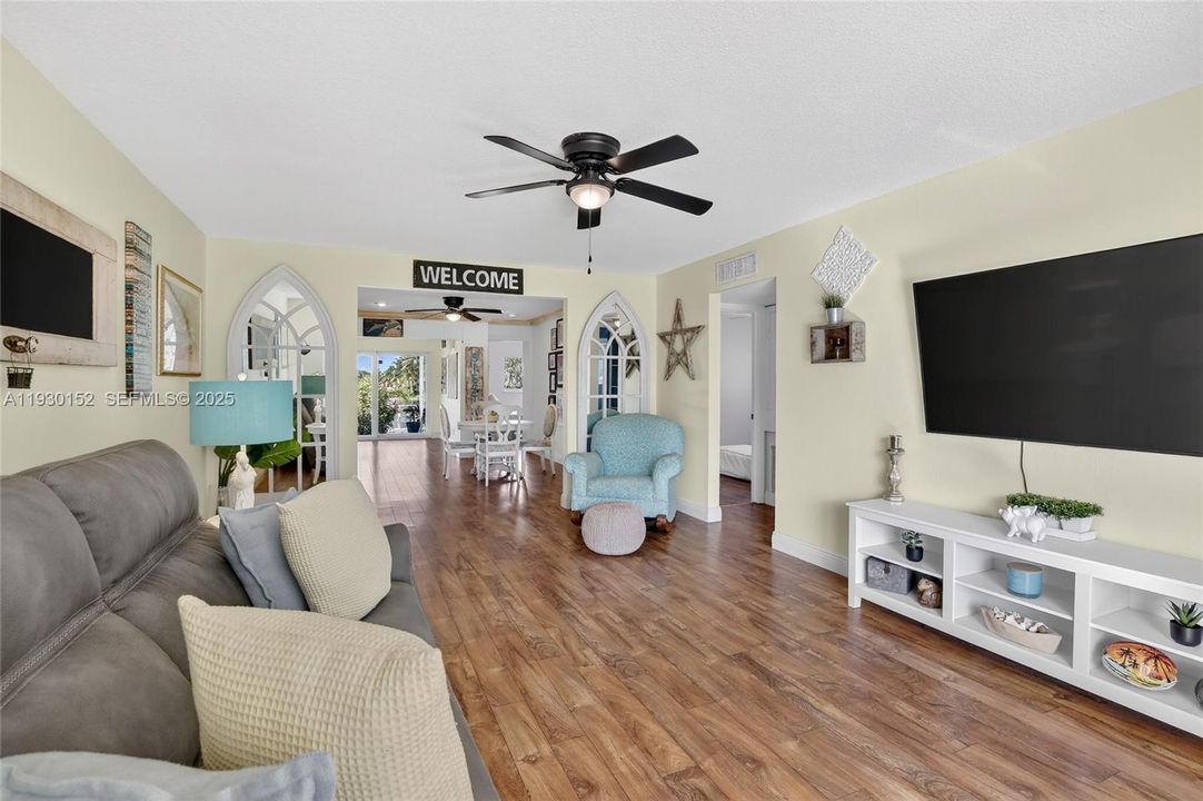 For Sale: $565,000 (3 beds, 2 baths, 1747 Square Feet)