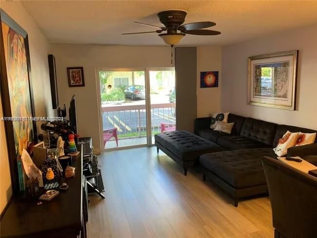 For Rent: $2,200 (2 beds, 1 baths, 804 Square Feet)