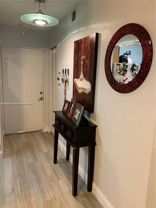 For Rent: $2,200 (2 beds, 1 baths, 804 Square Feet)