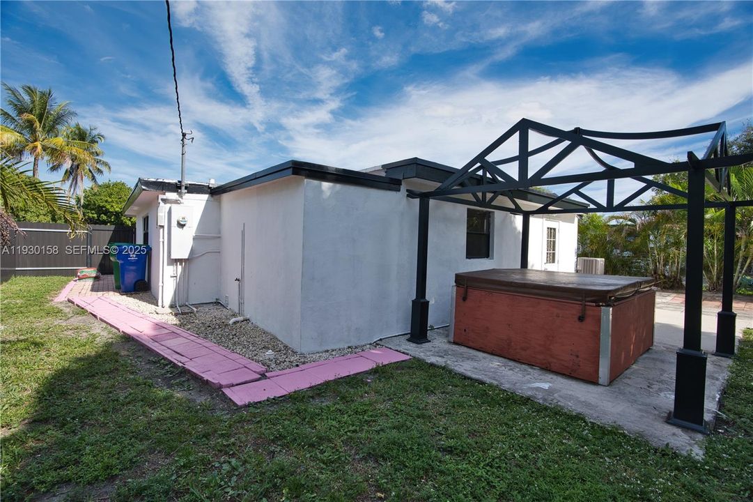 For Sale: $475,000 (3 beds, 2 baths, 1176 Square Feet)