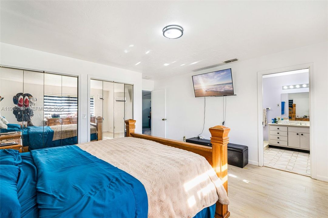 En Venta: $690,000 (3 camas, 2 baños, 2098 Pies cuadrados)