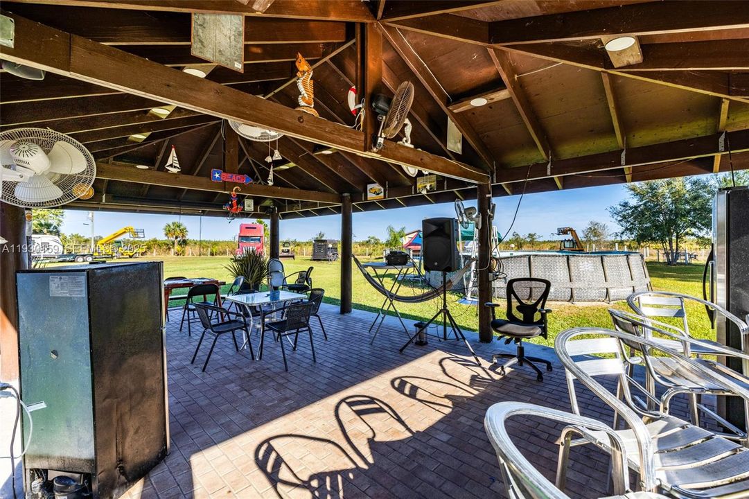 En Venta: $690,000 (3 camas, 2 baños, 2098 Pies cuadrados)