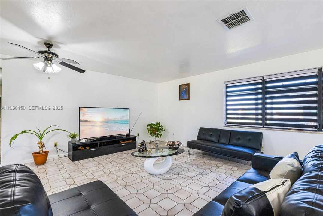 En Venta: $690,000 (3 camas, 2 baños, 2098 Pies cuadrados)