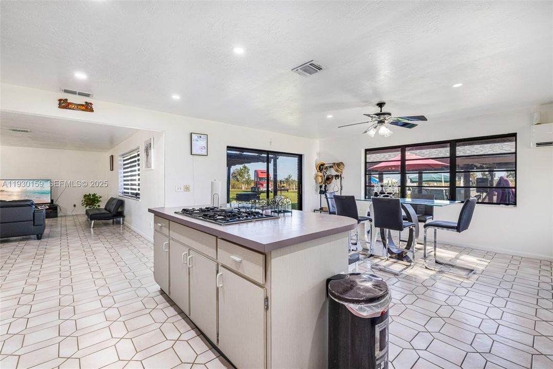 En Venta: $690,000 (3 camas, 2 baños, 2098 Pies cuadrados)