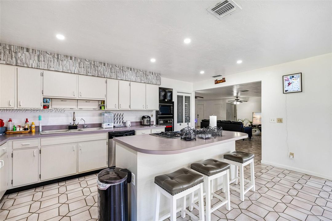 En Venta: $690,000 (3 camas, 2 baños, 2098 Pies cuadrados)